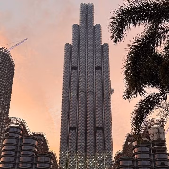 Trụ sở Ngân hàng China Merchants (Trung Quốc) cao 388 mét, do Foster + Partners thiết kế sở hữu lớp vỏ hình học đặc trưng, tạo thành từ các tấm thép và kính ghép mô-đun, lấy cảm hứng từ nghệ thuật gấp giấy truyền thống của Trung Quốc. Ảnh: Dezeen