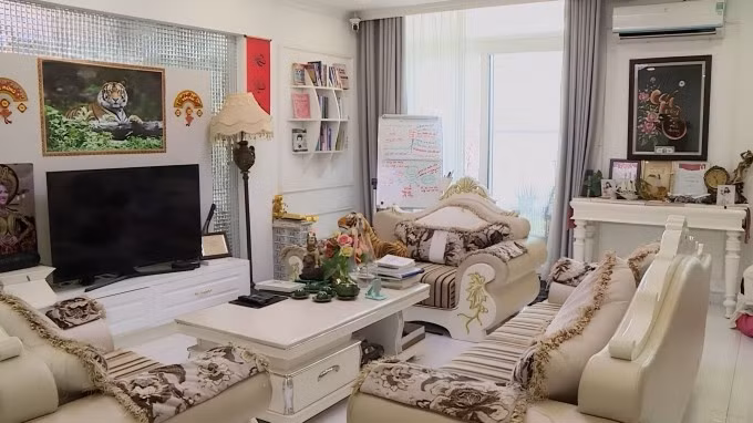 Phi Thanh Vân từng được biết đến là người mẫu, ca sĩ và diễn viên. Sau 2 cuộc hôn nhân tan vỡ, Phi Thanh Vân làm mẹ đơn thân, sống cùng con trai trong căn hộ 200m2 tại TP HCM. Ảnh: FBNV