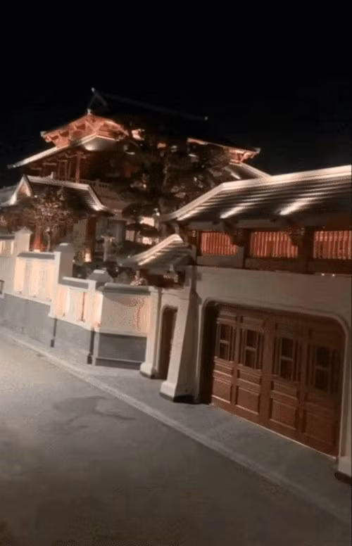 Thời gian qua, căn biệt thự tại thôn Phù Xá (xã Văn Môn, huyện Yên Phong, tỉnh Bắc Ninh) thu hút sự chú ý của cộng đồng mạng bởi sự nguy nga, tráng lệ. Ảnh chụp màn hình