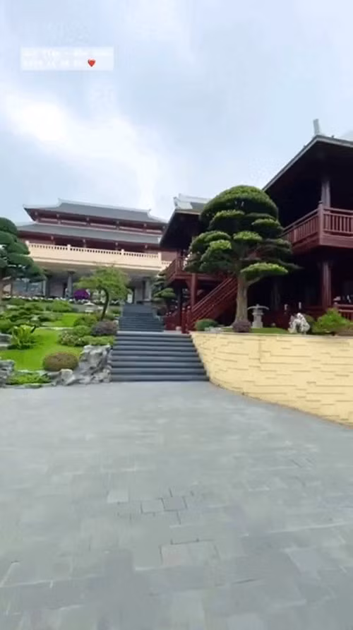 Không gian bên trong biệt phủ rộng rãi, thiết kế với nhà gỗ và hồ cá Koi, mang đến cảm giác gần gũi thiên nhiên. Ảnh chụp màn hình