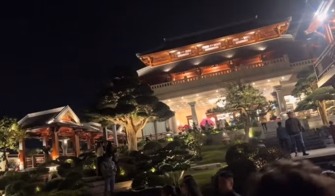 Chủ nhân của căn biệt thự là vị trưởng thôn trẻ sinh năm 1986. Trước khi được tín nhiệm bầu làm trưởng thôn từ năm 2015 khi mới 29 tuổi, anh đã là một doanh nhân thành đạt và nổi tiếng trong lĩnh vực kinh doanh. Ảnh: Internet