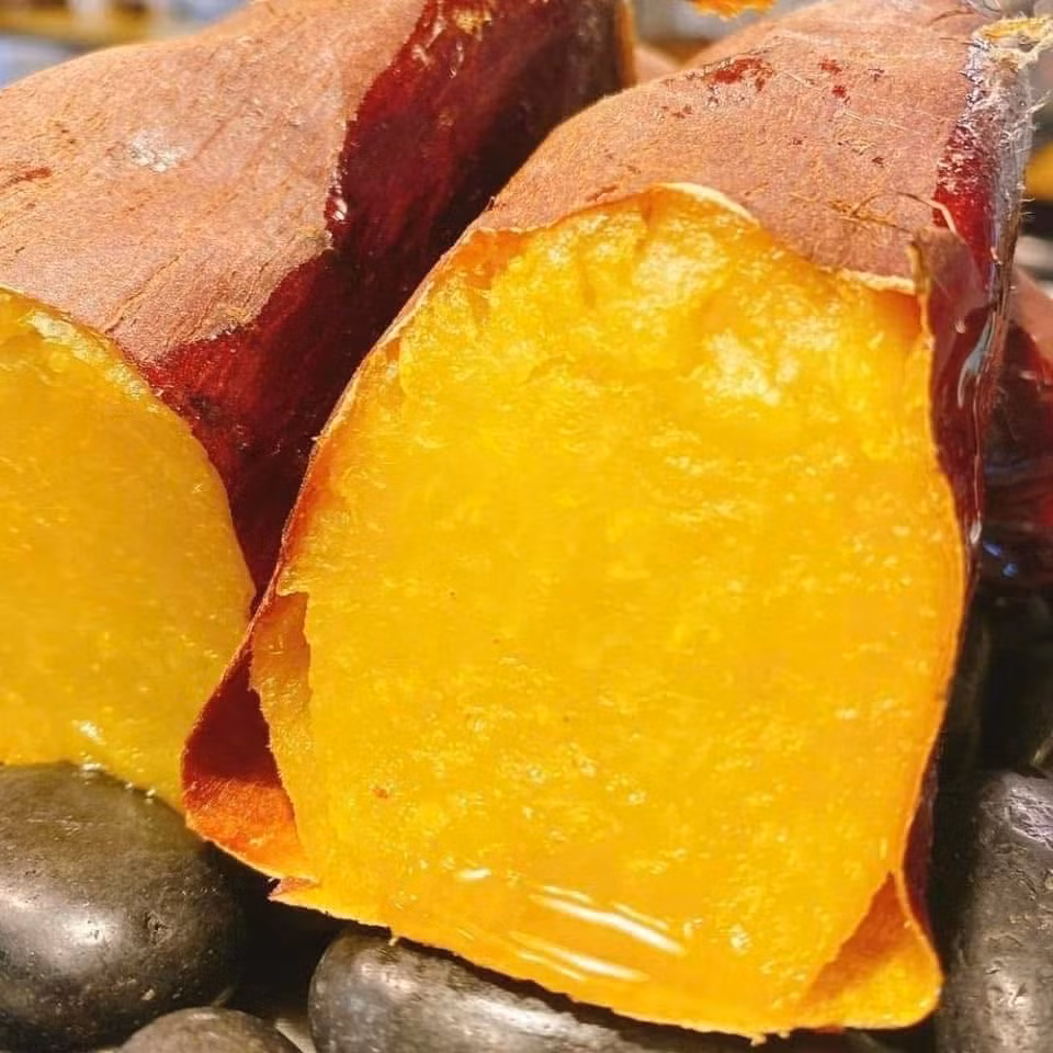 Shiruku Suiito là loại khoai lang đặc sản từ Nhật Bản, với lớp vỏ mềm, mịn và vị ngọt tự nhiên. Ảnh: Facebook