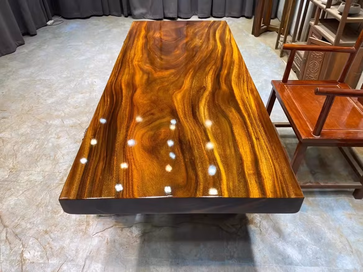 Mỗi cây nanmu vàng giống như một bức tranh cuộn tinh xảo của thời gian, các đường nét bên trong đan xen như những sợi tơ dệt từ vàng nên có tên là nanmu vàng. Ảnh: Taobao