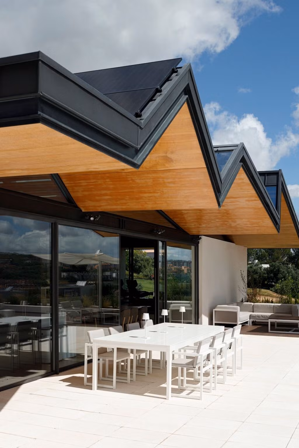 Mái nhà trải dài như một bề mặt gấp nếp với các khối hình tam giác, bên ngoài ốp kẽm và bên trong ốp gỗ óc chó. Ảnh: Amazingarchitecture