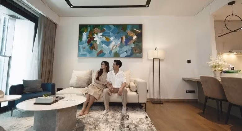 Khu vực phòng khách và bếp thiết kế liền kề. Bên ngoài là ban công thoáng đãng. Ảnh chụp màn hình