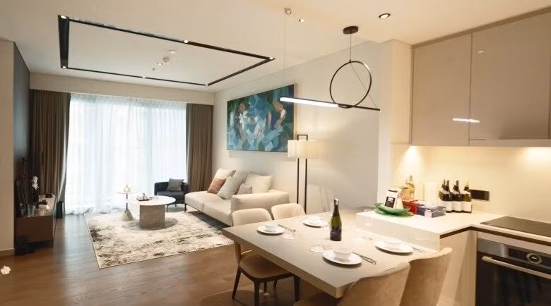 Nội thất trong căn hộ có tông trắng - be chủ đạo, mang đến cảm giác thoáng đãng. Ảnh chụp màn hình