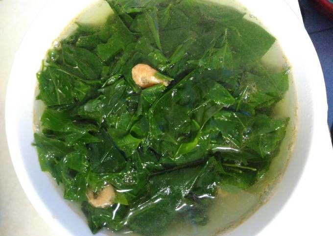 Người lần đầu thưởng thức món rau ngót rừng sẽ thấy khá "khó ăn" bởi mùi hơi hăng nhẹ, thêm chút mùi ngai ngái, không giống rau ngót thường. Ảnh: Facebook