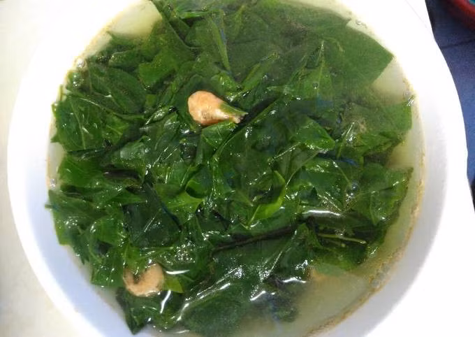 Người lần đầu thưởng thức món rau ngót rừng sẽ thấy khá "khó ăn" bởi mùi hơi hăng nhẹ, thêm chút mùi ngai ngái, không giống rau ngót thường. Ảnh: Facebook