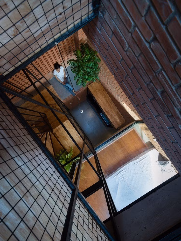 Các không gian chức năng được tối ưu, chiều cao mỗi tầng được hạ thấp để tiết kiệm vật liệu. Ảnh: Archdaily