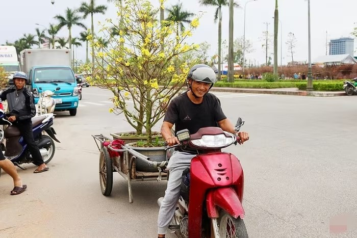 Mỗi chuyến giá từ 100.000 - 200.000 đồng, tùy thuộc vào khoảng cách và độ cồng kềnh. Tính ra, thu nhập mỗi ngày dao động từ 600.000 đến 1,5 triệu đồng. Ảnh: Báo Hà Tĩnh