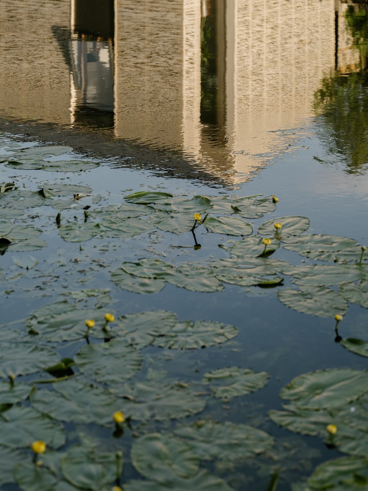 Phần thân nhà cũng sử dụng kết cấu lắp ghép, có thể lắp dựng nhanh trên mặt nước nhằm rút ngắn thời gian thi công và giảm tác động đến khu dân cư. Ảnh: James Retief