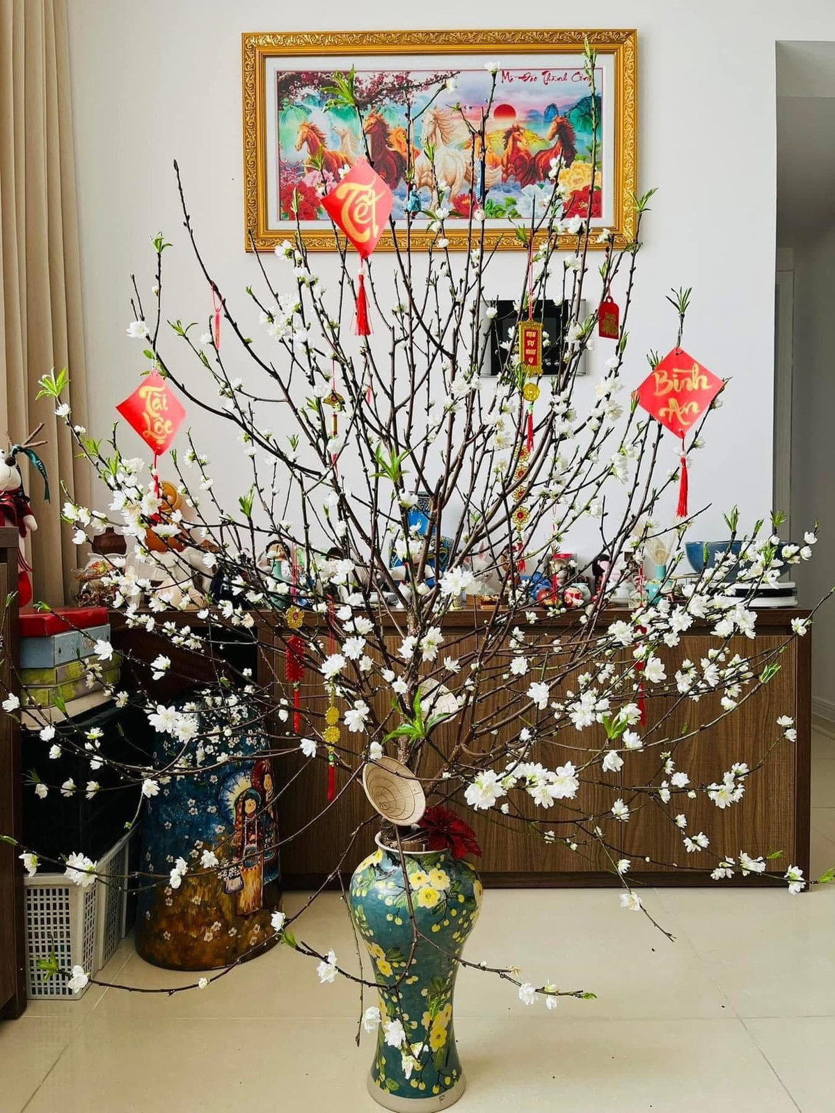 Trước kia, nhiều người chuộng chơi hoa cho rằng chỉ có người giàu, phú hào mới chơi được bạch đào mỗi dịp Tết đến. Ảnh: FB Vũ Huyền