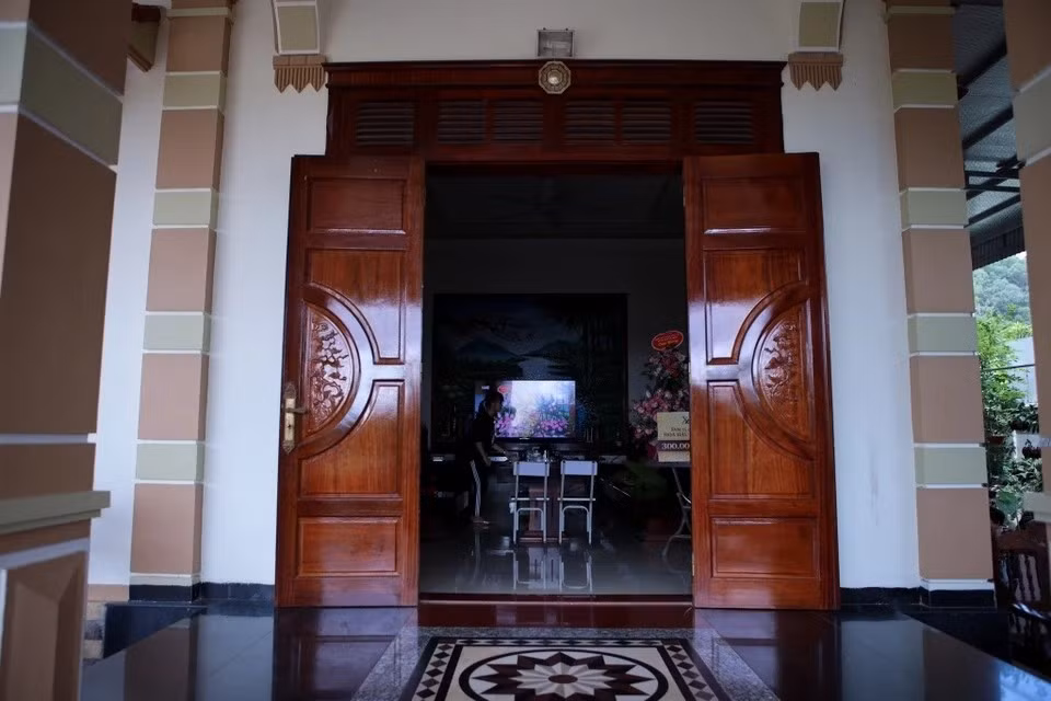 Vốn làm trong lĩnh vực xây dựng, bố Hoa hậu Đỗ Thị Hà thiết kế căn nhà với nhiều đồ nội thất gỗ. Ảnh: Znews