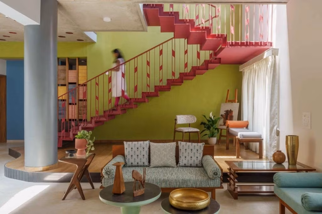 Bằng cách đan xen các yếu tố tự nhiên với công năng hiện đại, thiết kế tạo nên một không gian sống tiện nghi và thư giãn. Ảnh: Thearchitectsdiary