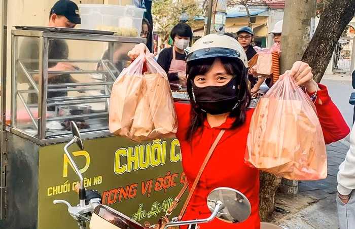 Gần đây, nhiều hôm quán có thể bán tới 500 chiếc, gấp gần 3 lần so với trước kia. Ảnh: Vietnamnet