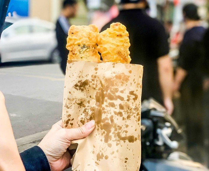 Lượng khách đông khiến quán thường xuyên trong tình trạng bận rộn, nhiều thời điểm khách phải chờ khá lâu để đến lượt mua. Ảnh: Vietnamnet