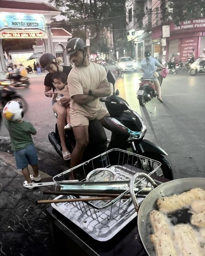 Xuân Son là khách quen lâu năm của quán. Thời điểm không có giải đấu, nam cầu thủ thường ghé quán vào khoảng 16-17h sau giờ tập, mỗi lần mua 7-8 chiếc, có hôm lên tới 10 chiếc. Thậm chí, Xuân Son còn mua đến 45 chiếc cho cả đội bóng. Ảnh: Vietnamnet