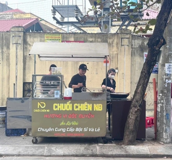 Chia sẻ với Tri Thức - Znews mới đây, anh Vũ Đạt, chủ quán chuối chiên đối diện trường THPT Nguyễn Khuyến (Nam Định cũ, nay là tỉnh Ninh Bình), cho biết cửa hàng chuẩn bị mở thêm chi nhánh thứ 2. Ảnh: Znews