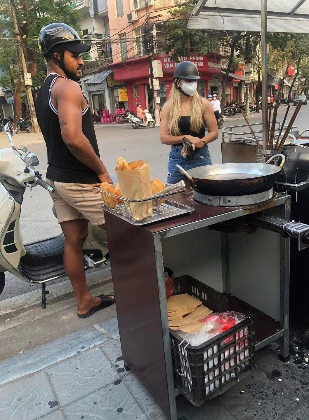 Quán chuối chiên của gia đình anh Đạt hoạt động hơn 3 năm. Trước khi được nhiều người biết đến, mỗi ngày quán chỉ bán khoảng 180 chiếc bánh. Ảnh: Vietnamnet