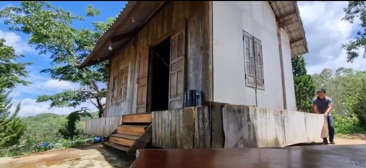 Nhiều người đã tìm đến ông Đàn để học hỏi kinh nghiệm xây dựng căn nhà xoay độc đáo này. Tuy nhiên, ông vẫn giữ bản quyền thiết kế cho gia đình mình. Ảnh: cắt từ video