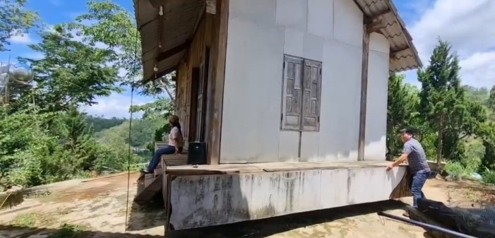 Ông Đàn còn lắp hệ thống nhông xích để căn nhà có thể xoay khi điều khiển bằng điện. Ông cũng bố trí các vòng bi để có thể xoay nhà bằng cách thủ công. Ảnh: cắt từ video