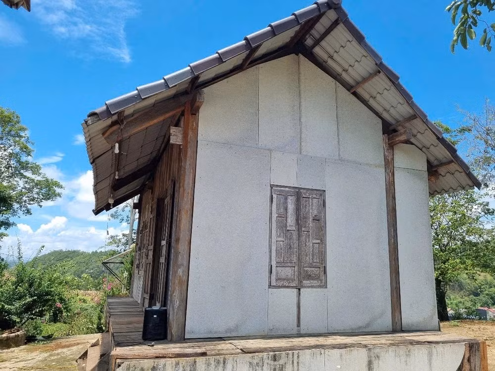 Trục quay được gắn khung sắt vững chắc, giúp nâng đỡ toàn bộ căn nhà gỗ. Ảnh: Plo