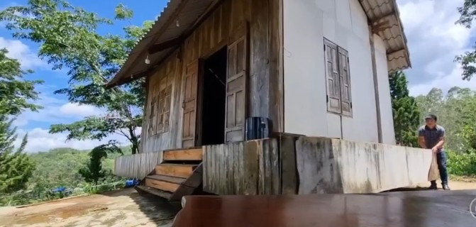 Phần khung nhà cách mặt đất khoảng 50 cm, được kết nối với phần nền bê tông thông qua hệ thống xoay bằng các loại sắt chữ Y, sắt chữ V chắc chắn. Ảnh: cắt từ video