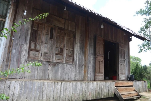 Sau khoảng nửa năm nghiên cứu, giữa năm 2005, ông Đàn bắt đầu thuê thợ làm ngôi nhà xoay. Ảnh: Người lao động