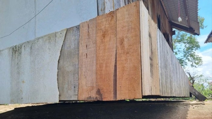 Ông Đà cho đổ dầm bê tông, làm nền kiên cố, có thể chịu tải trọng khoảng 30 tấn nhưng căn nhà chỉ nặng khoảng 15 tấn. Ảnh: Plo