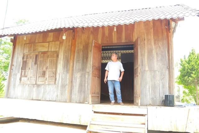 Tại sườn đồi thuộc xã Hòa Hiệp (huyện Cư Kuin, tỉnh Đắk Lắk), căn nhà gỗ đặc biệt có khả năng tự xoay theo ý muốn của ông Phạm Thế Đàn (47 tuổi) thu hút sự quan tâm của nhiều người. Ảnh: Người lao động