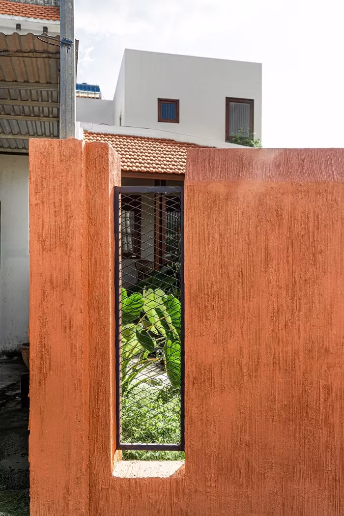 Cổng và hàng rào được xử lý tỉ mỉ. Ảnh: Trọng Tín, Minh Anh