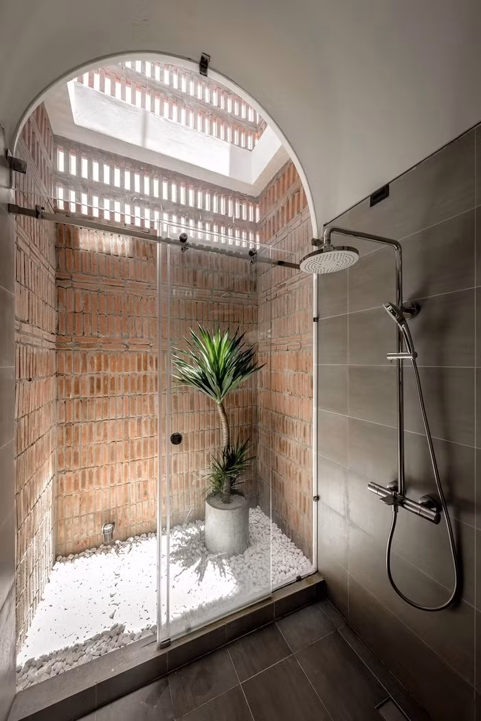 Phòng tắm mở ra thiên nhiên nhưng vẫn đảm bảo kín đáo, riêng tư. Ảnh: Minq Bùi
