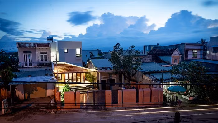 Nằm tại một vùng huyện thuộc tỉnh Quảng Nam, ngôi nhà lấy cảm hứng thiết kế xoay quanh những câu chuyện cuộc đời và thói quen của người ở trong ngôi nhà. Ảnh: Trọng Tín, Minh Anh