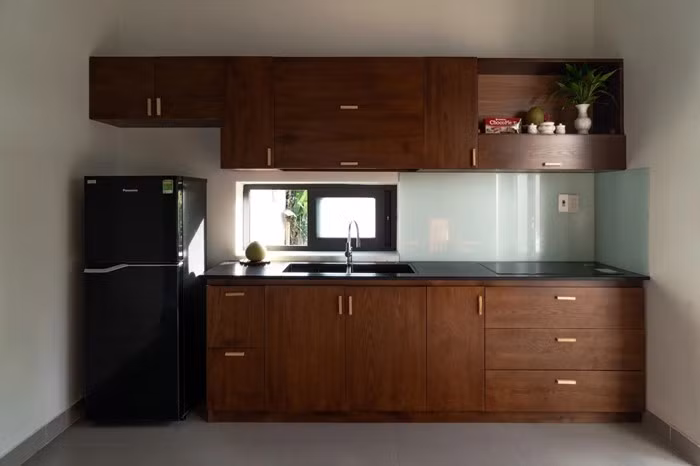 Phòng bếp thiết kế ô cửa nhỏ lấy sáng và lưu thông không khí. Ảnh: Trọng Tín, Minh Anh