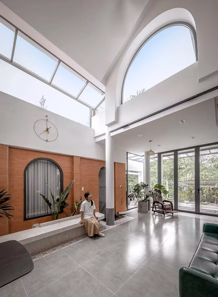 Khoảng thông tầng giúp tối ưu nguồn ánh sáng và gió tự nhiên đến từng khu vực trong nhà. Ảnh: Minq Bùi
