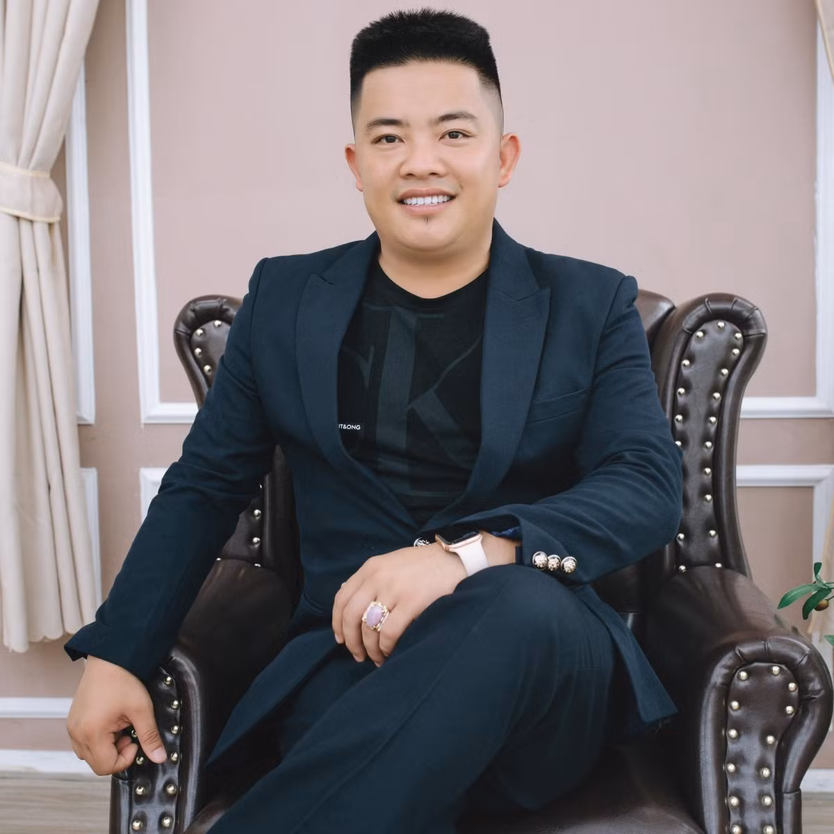 Chưa hết, Hải Sapa còn gây choáng khi liên tục tham gia các bữa tiệc quy tụ nhiều doanh nhân giàu có, nghệ sĩ nổi tiếng. Ảnh: Facebook