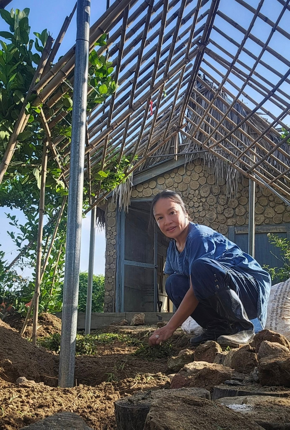 Nữ diễn viên thuê mảnh đất 3.500m2 ven sông Hồng, gần nơi chị sống và cải tạo. Tú Oanh thuê người làm theo thời vụ. Ảnh: FB Oanh Le Tu