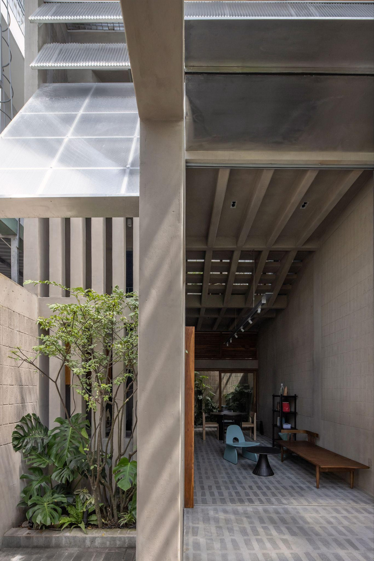 Thông gió chéo và ánh sáng tự nhiên được khai thác xuyên suốt các tầng, giúp tăng sự thích nghi với khí hậu nhiệt đới. Ảnh: atelier tho.A