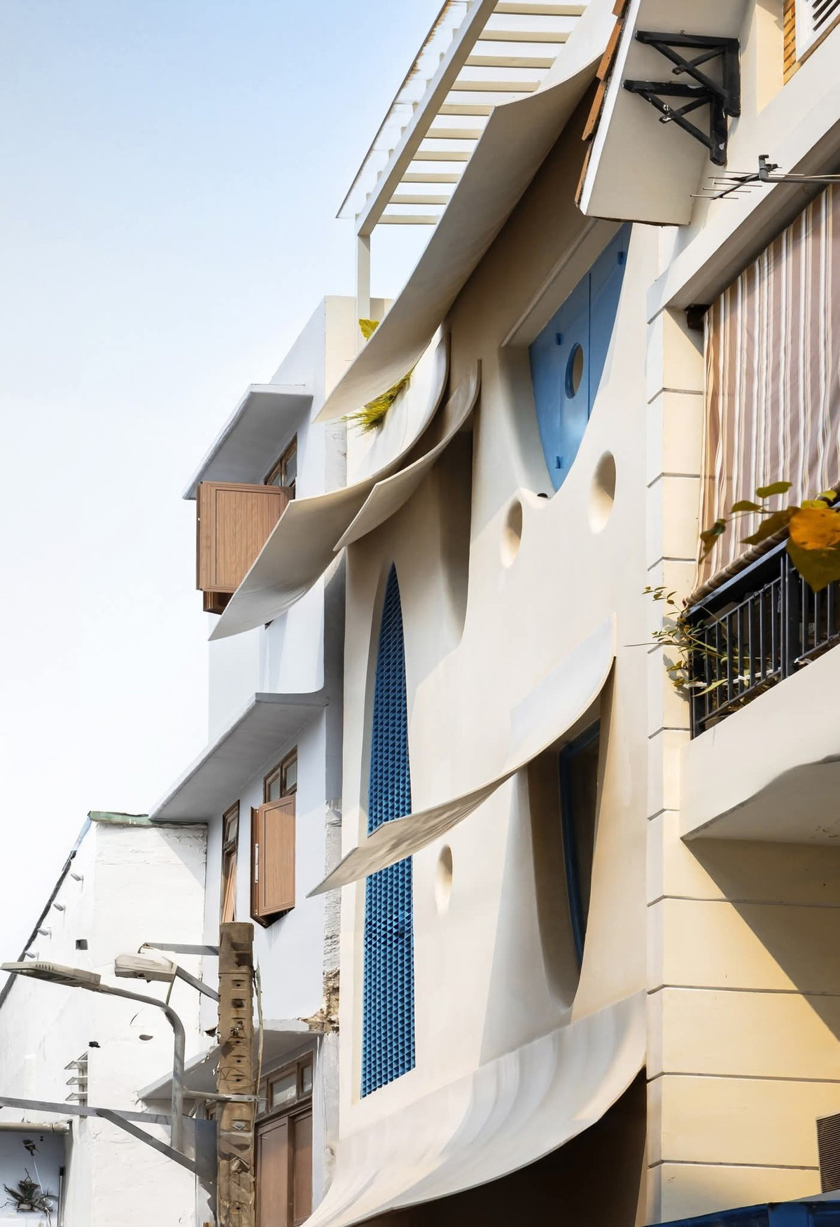 Giữa khu đất nhiều hạn chế ở Gò Vấp (TP HCM), Nhà Notes được hình thành từ hình ảnh quen thuộc của một tờ giấy note nhẹ nhàng, linh hoạt và mang đậm dấu ấn cá nhân. Ảnh: Minh Quốc Bùi