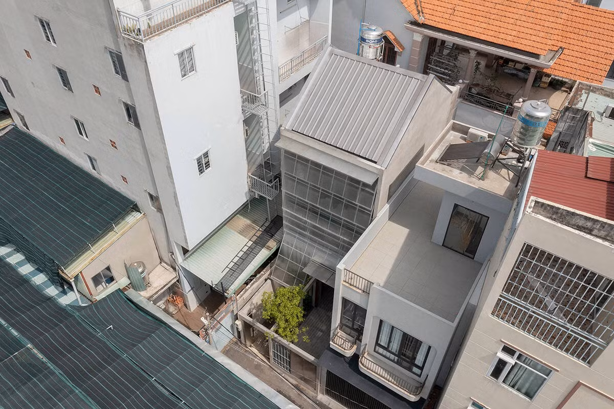 Mới đây, Lá-Sách House - công trình nhà ở kết hợp thư viện tư nhân do atelier tho.A thiết kế tại TP HCM đã được vinh danh tại AR House Awards 2025. Ảnh: atelier tho.A