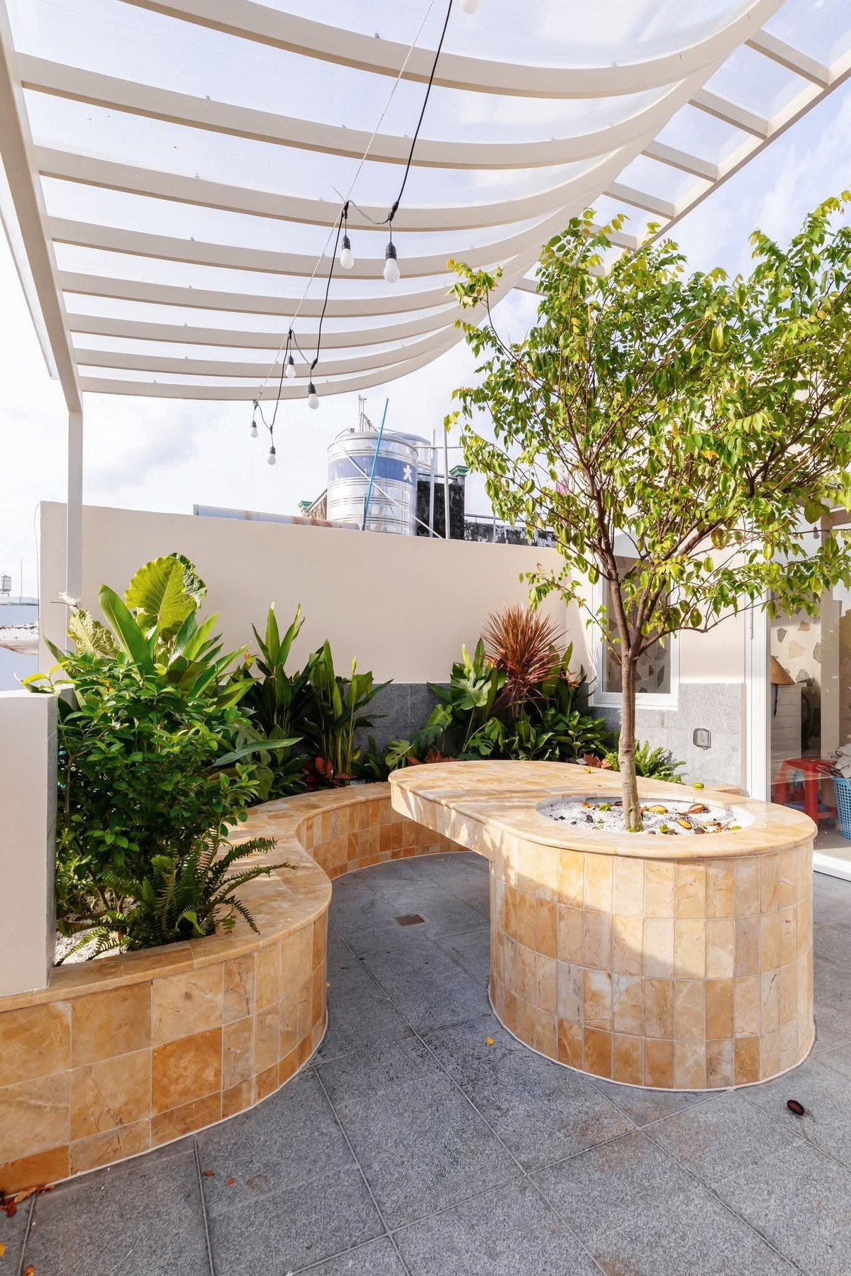 Sân thượng là không gian xanh với các đường cong linh hoạt. Ảnh: Minh Quốc Bùi