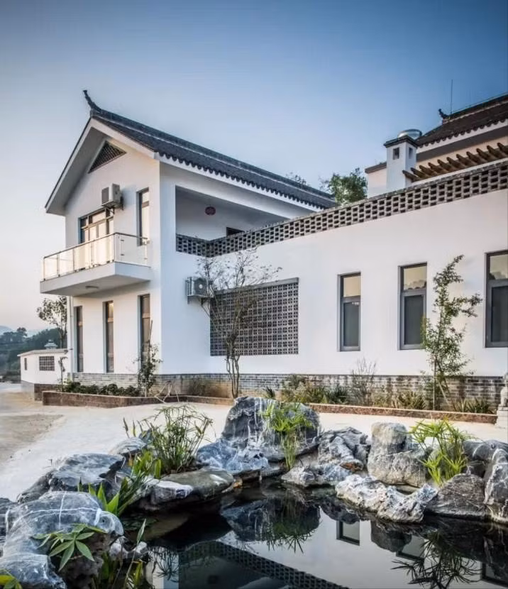 Một phần diện tích phía trước nhà được dành để xây hòn non bộ tạo cảnh quan đẹp mắt. Ảnh: Sohu