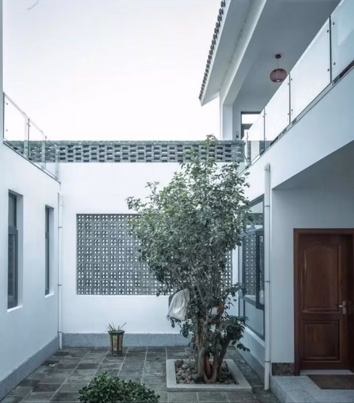 Thiết kế 2 nhà riêng biệt cho gia đình nhỏ của 2 anh em vừa đảm bảo sự riêng tư, vừa có thể kết nối thông qua khoảng sân giữa. Ảnh: Sohu