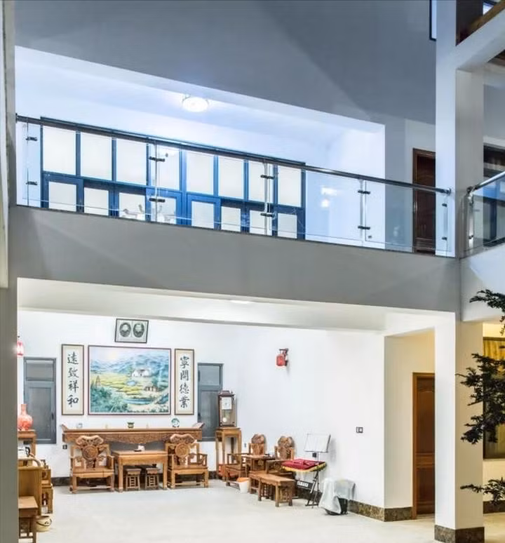 Toàn bộ ngôi nhà được sơn tông trắng mang đến cảm giác tươi sáng, sang trọng và không kém phần hiện đại. Ảnh: Sohu