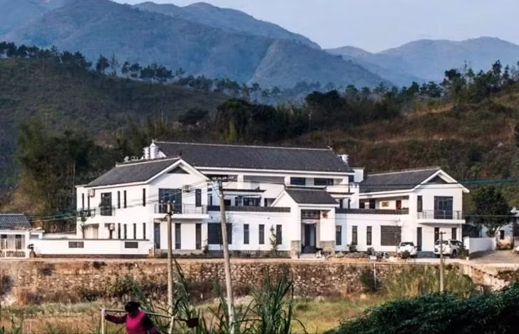 Căn biệt thự rộng hơn 1.000m2, kết hợp hài hoà giữa kiến trúc truyền thống của Trung Quốc và một số tiện nghi hiện đại. Ảnh: Sohu