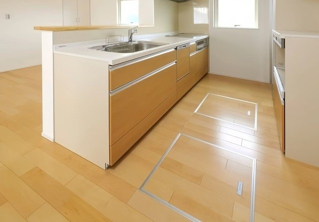 Nếu trong nhà có hành lang rộng hoặc phòng khách, phòng bếp dư diện tích, có thể thiết kế thêm các ngăn chứa đồ ngay dưới sàn. Ảnh: Toutiao