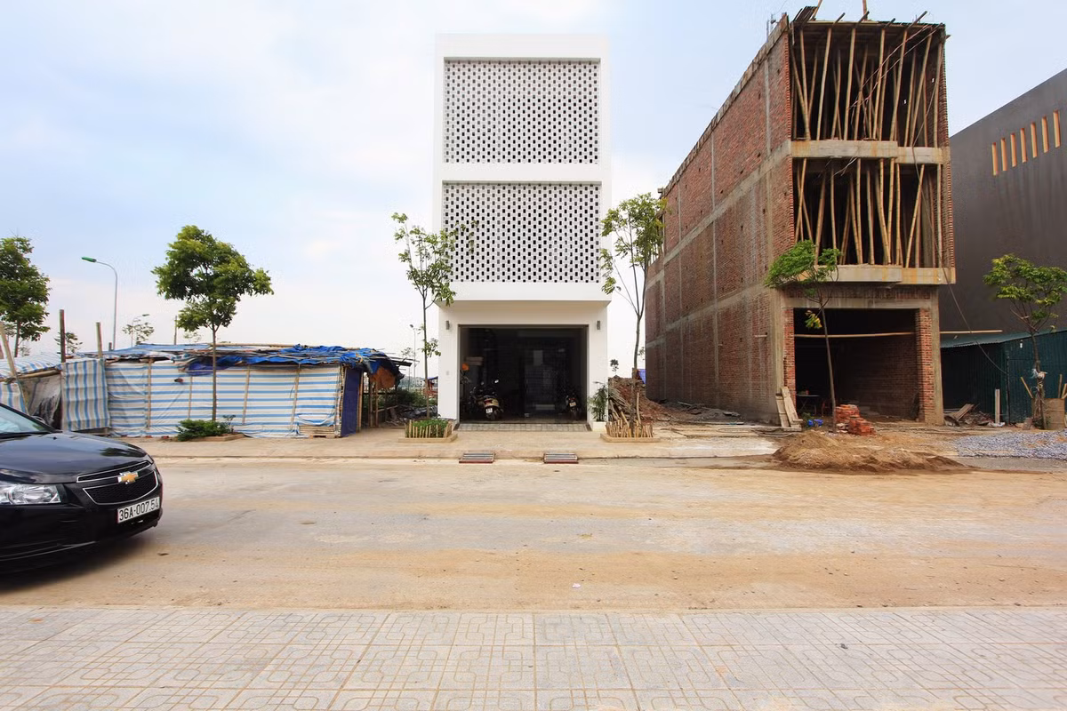 Nằm trong khu đô thị mới tại Thanh Hóa, 21 House có vị trí đặc biệt khi toạ lạc trên mảnh đất có mặt tiền hướng Tây, phải chịu nắng nóng vào buổi chiều. Ảnh: My Anh Nguyen