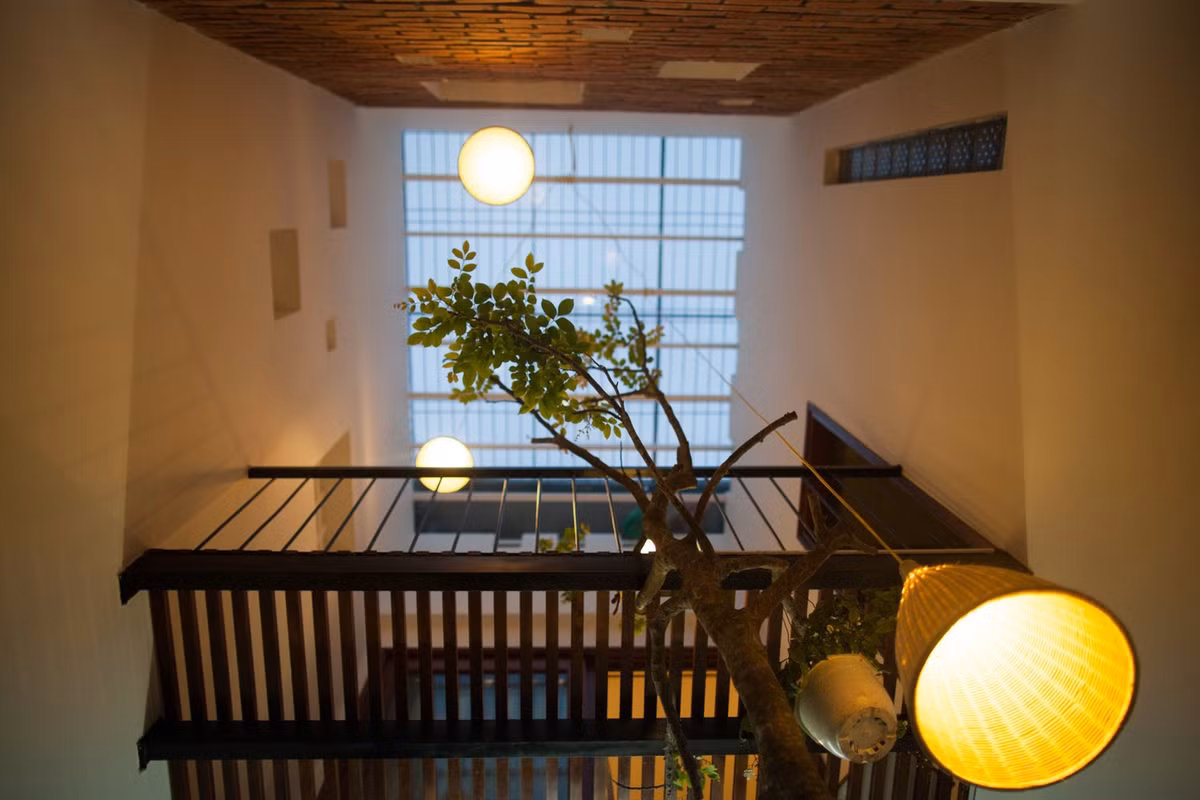 Sự nối tiếp của các khoảng giếng trời tạo sự liền mạch trong không gian ngôi nhà. Ảnh: My Anh Nguyen