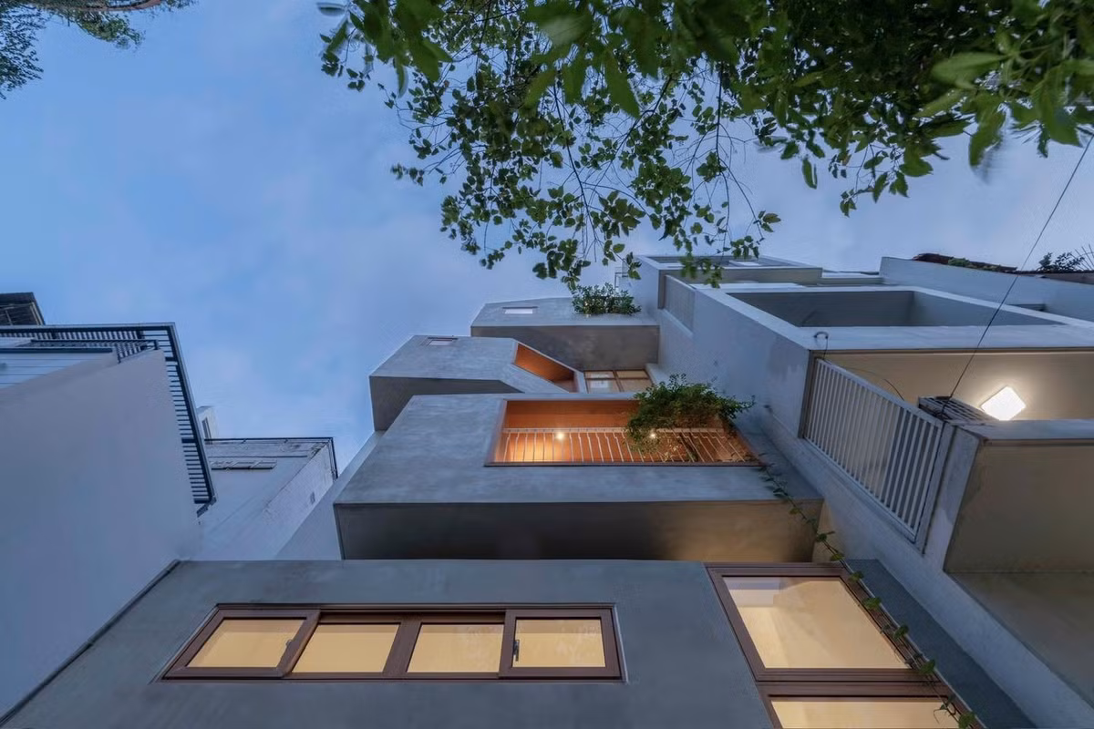 Giữa cuộc sống nhộn nhịp tại TP HCM, TiTi’s House là tổ ấm yên bình dành cho gia đình 5 người, gồm bố mẹ và 3 người con. Ảnh: Nguyễn Nhật Anh Chương