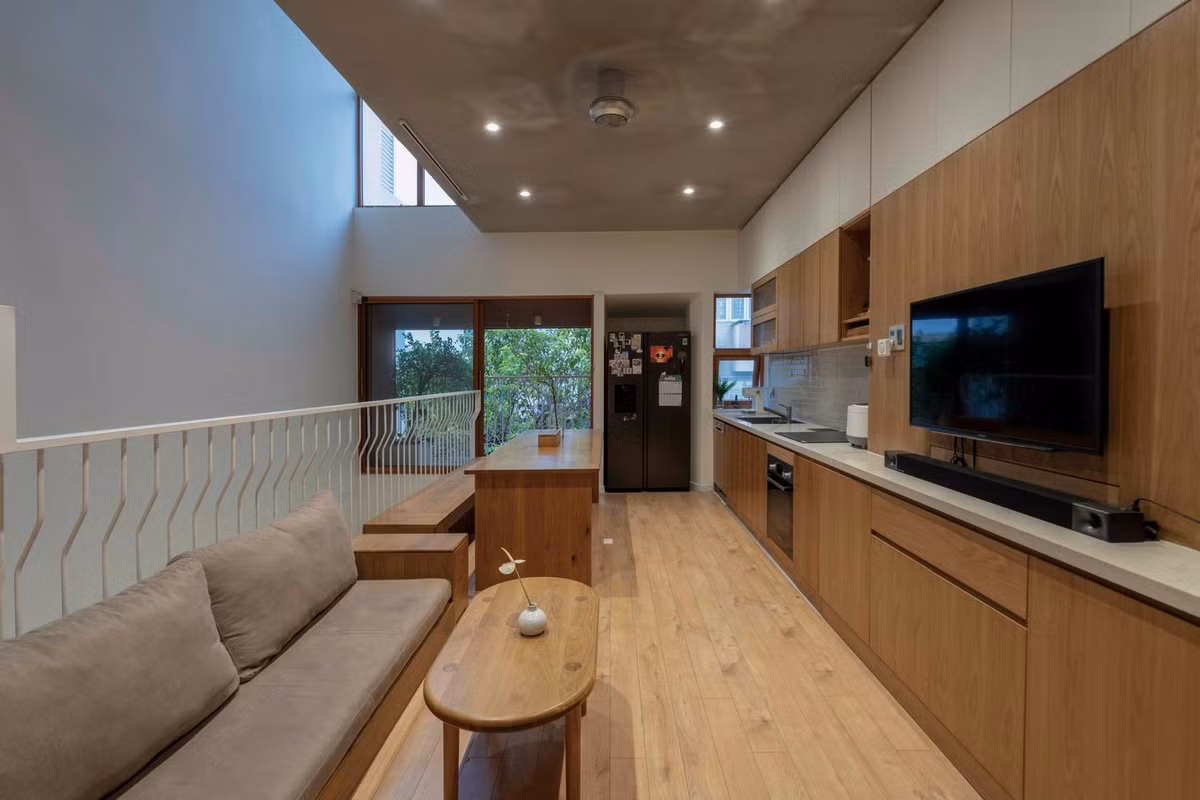 Từ tầng sinh hoạt chung vẫn có thể nghe tiếng đàn piano của cô con gái nhỏ, tiếng nấu ăn từ bếp dậy mùi lên tầng trên. Ảnh: Nguyễn Nhật Anh Chương